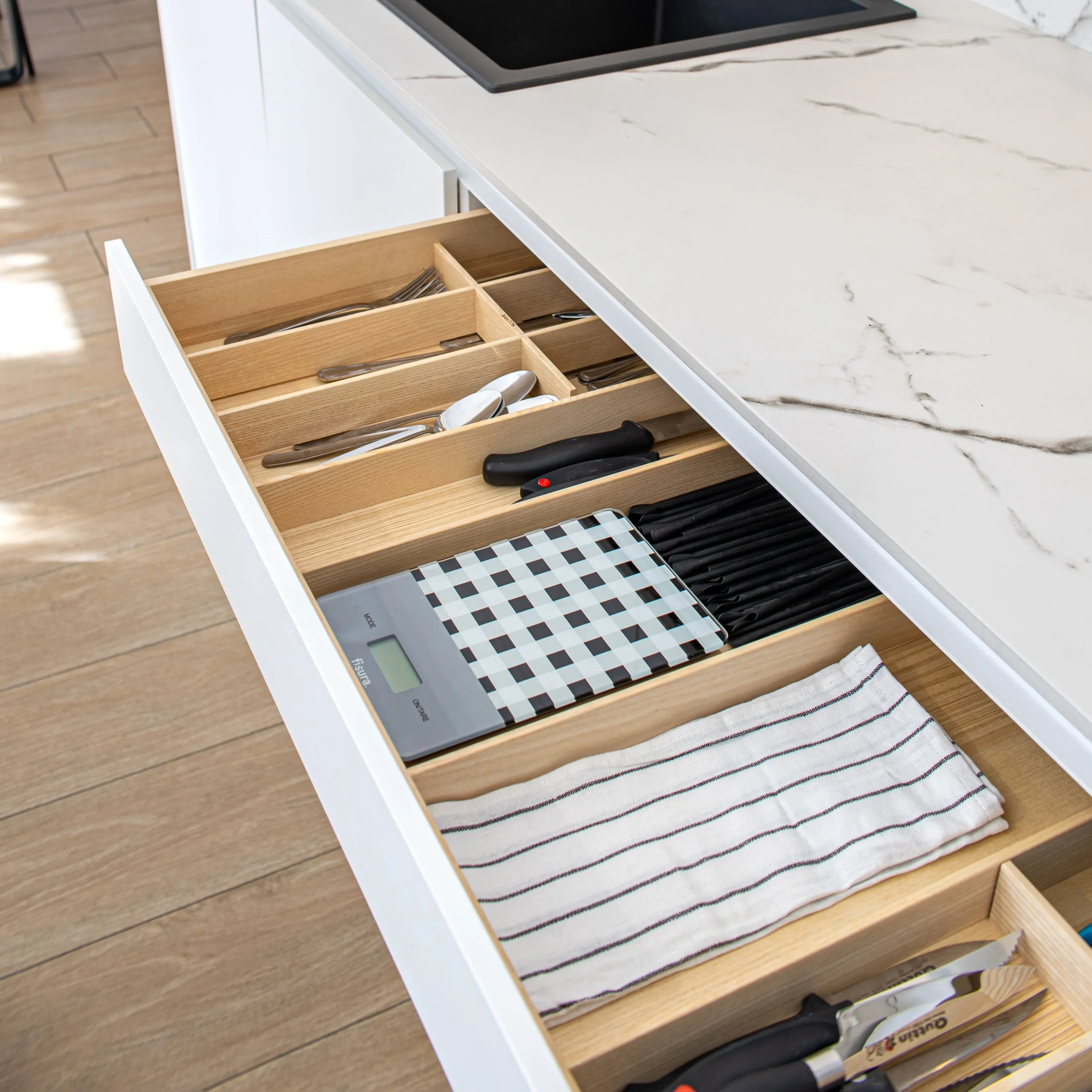 Báscula digital de cocina con estampado vichy negro - Imagen 5