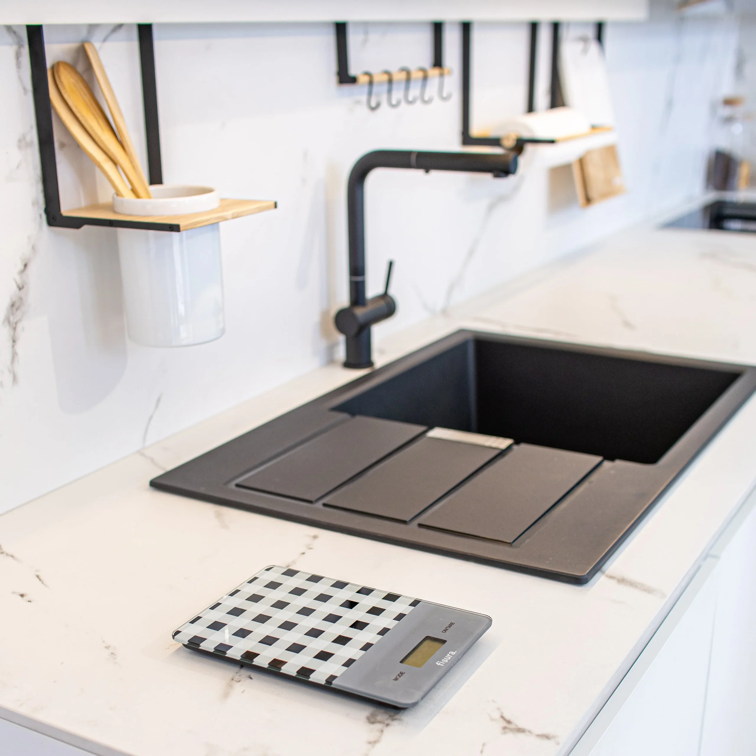 Báscula digital de cocina con estampado vichy negro - Imagen 6