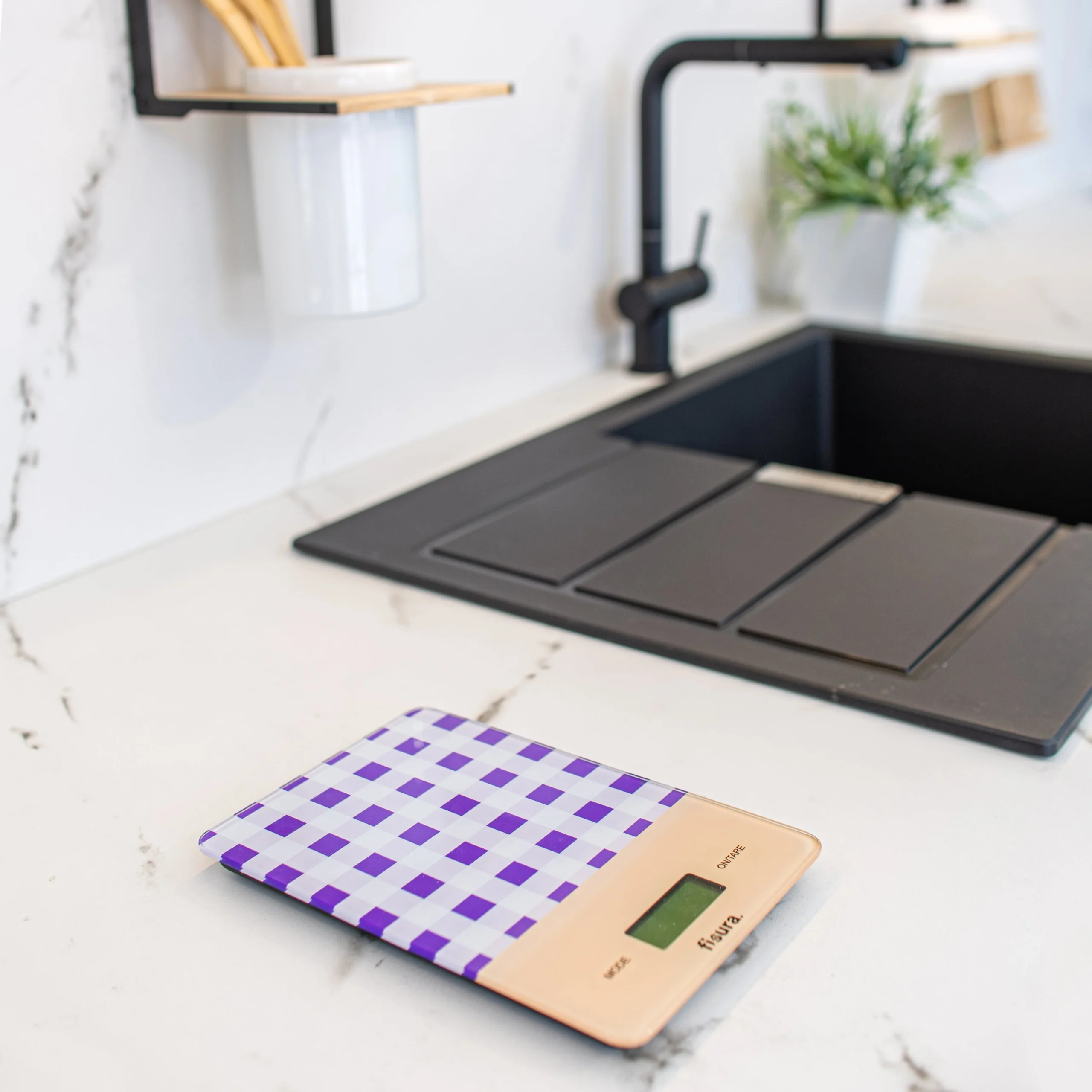 Báscula digital de cocina con estampado vichy morado - Imagen 6