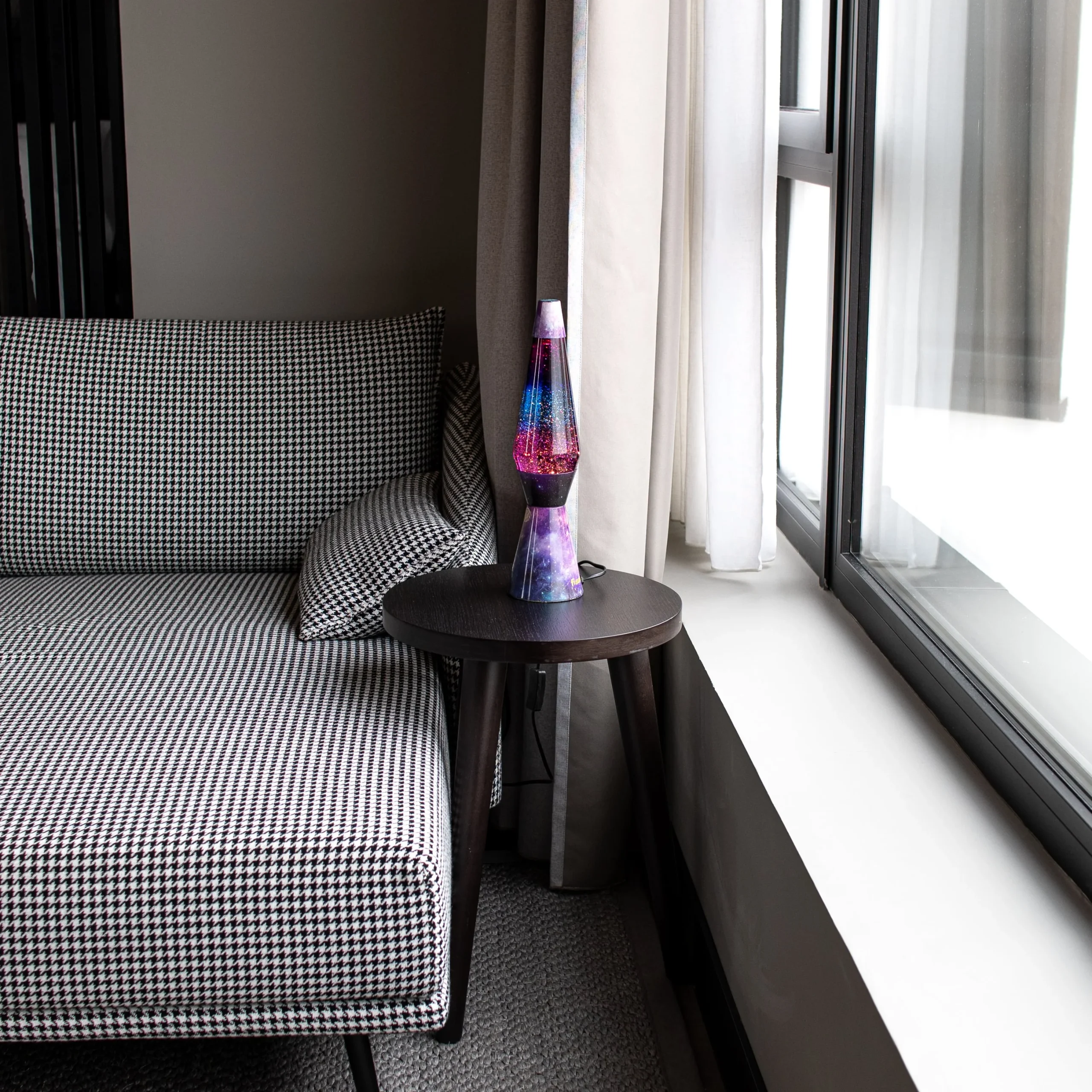 Lámpara de Lava 'Bullet' con base efecto galaxia, líquido morado y purpurina - Imagen 3